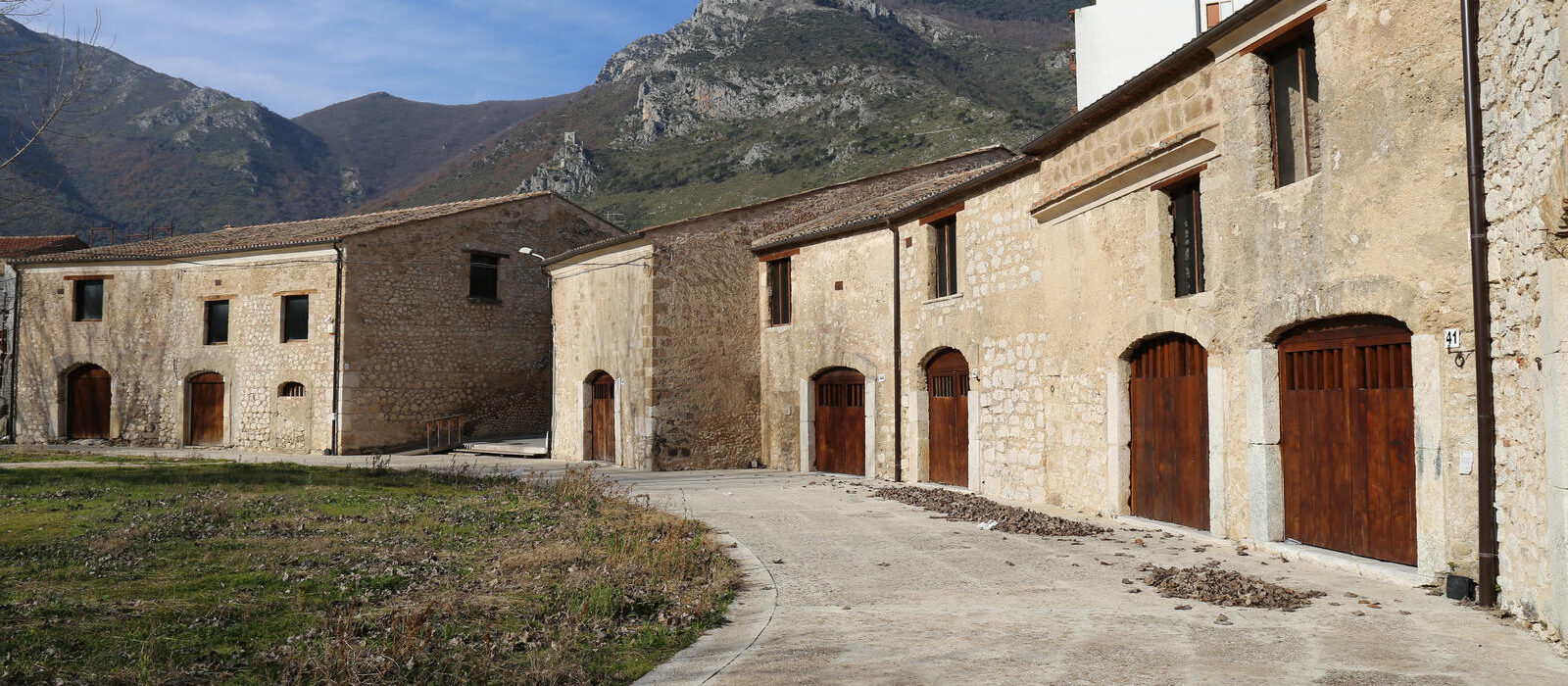 Le vecchie case in pietra nell'Anfiteatro romano del Verlasce a Venafro