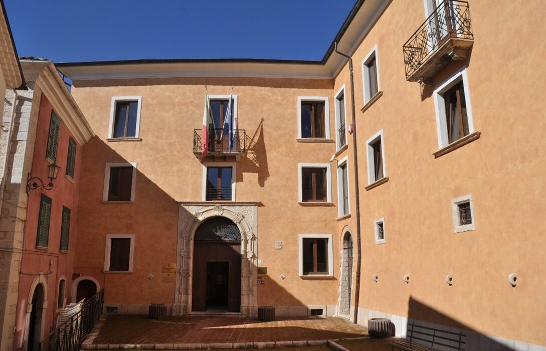 Ingresso della sede di Palazzo Japoce a Campobasso con il cortile antistante