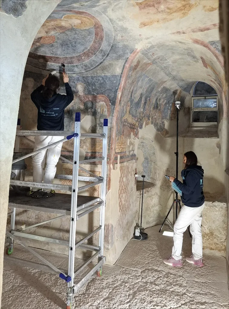 Interventi di restauro della cripta.