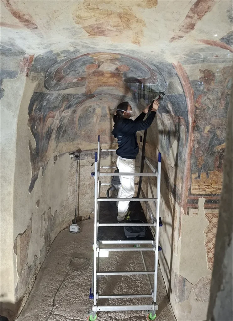 Interventi di restauro della cripta.